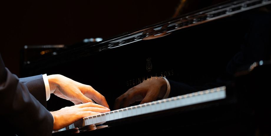 Mains jouant du piano