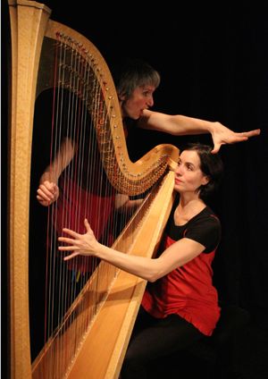 Julie Sicre joue de la harpe